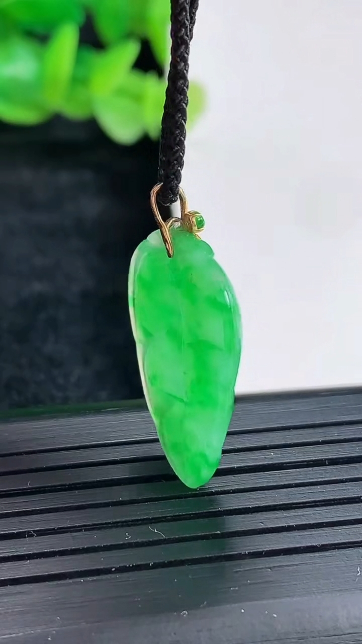 天然A货翡翠金枝玉叶 叶子吊坠尺寸22.5-17-2.8重量:2.51g
4月17日