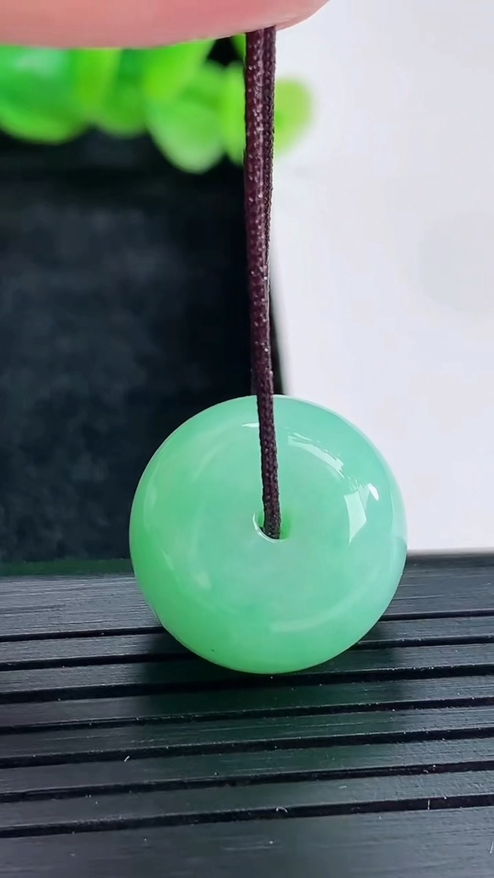 天然A货翡翠路路通吊坠尺寸17.4-13重量:8.17g
4月17日