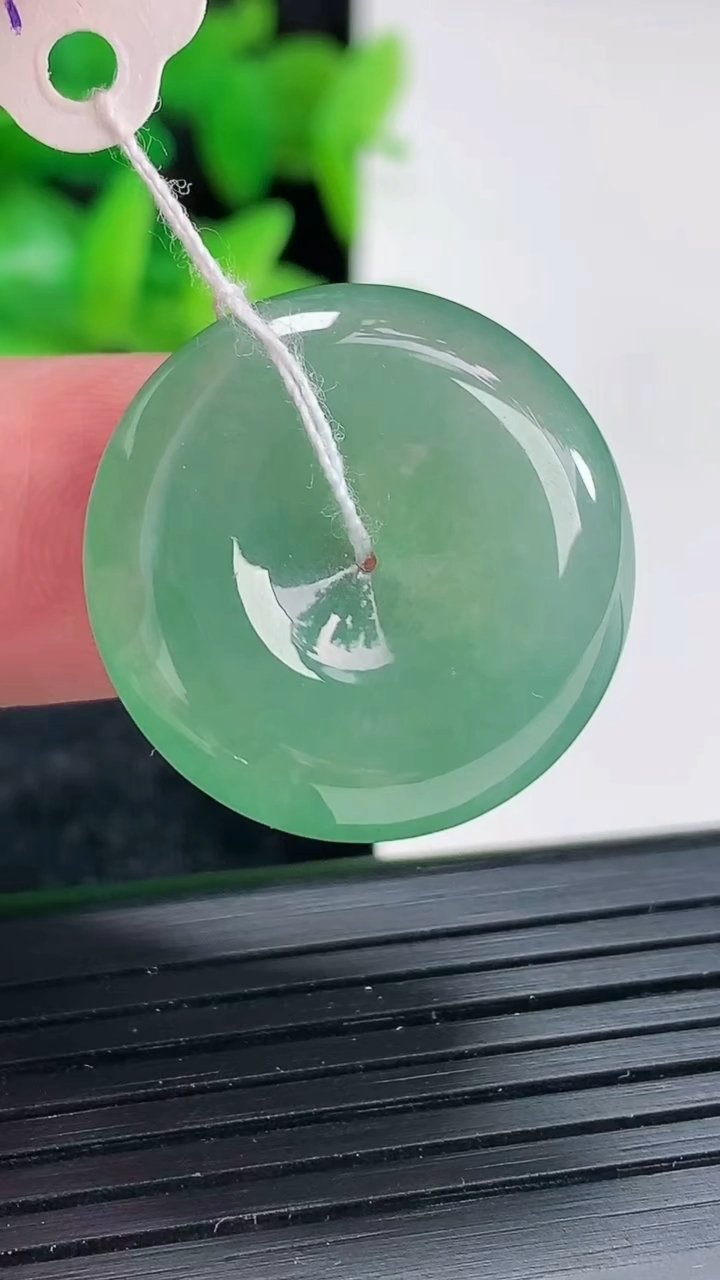 天然A货翡翠平安扣吊坠尺寸23.6-5重量:5.86g
4月17日