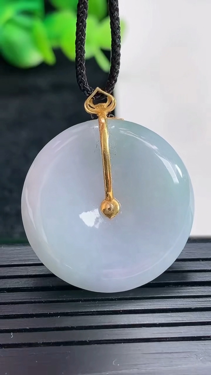 天然A货翡翠18k金紫罗兰平安扣吊坠尺寸27.5-5.2重量:9.26g
4月17日