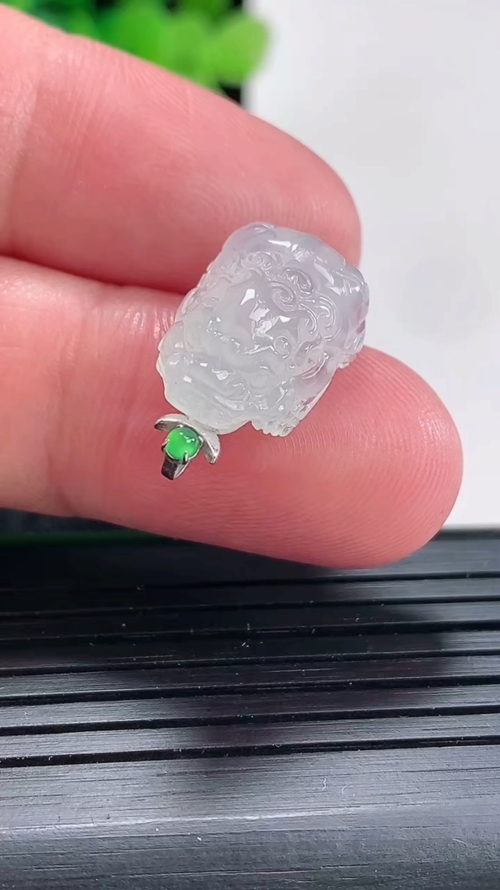 天然A货翡翠种白冰貔貅吊坠尺寸17-11.5-7.5重量:2.59g
4月17日