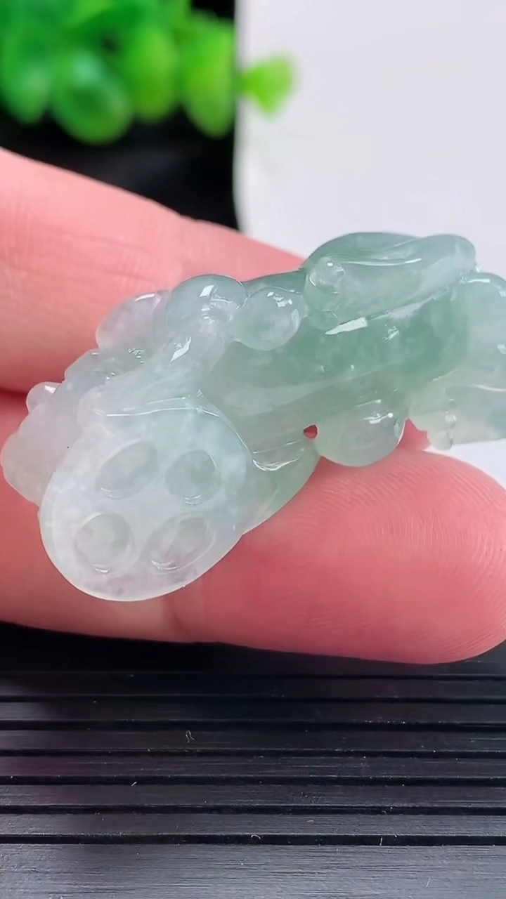 天然A货翡翠貔貅吊坠尺寸41-17.5-14重量:18.43g
4月17日