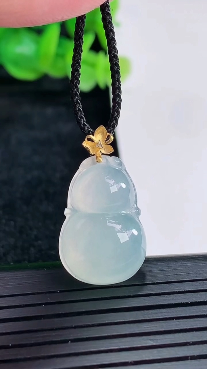 天然A货翡翠种白冰葫芦吊坠尺寸21-15-6重量:3.54g
4月17日