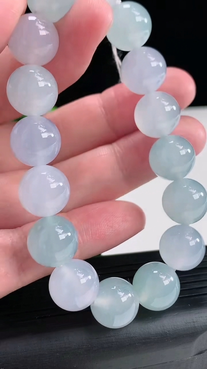 天然A货翡翠圆珠手串尺寸12.5-16颗重量:53.42g4月17日
工厂直销收藏佳品,种好水足，色泽均匀，有种有色，上手高大气！