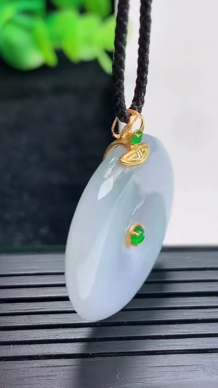 天然A货翡翠18k金紫罗兰平安扣吊坠尺寸27.5-5.2重量:9.26g
4月17日