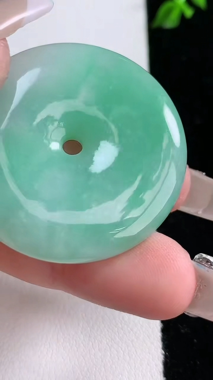 天然A货翡翠平安扣吊坠，尺寸38.6-6.6，重:21.41g
4月17日