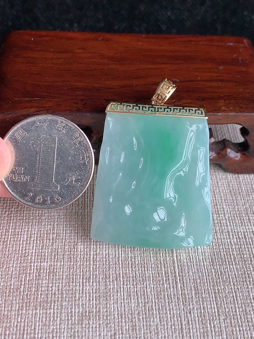 天然A货翡翠18K金镶嵌飘绿随形吊坠  
尺寸37.7-31.4-7mm 重量22.93g 0415