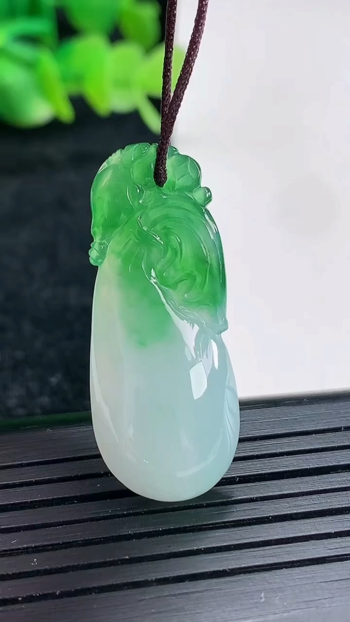 天然A货翡翠福袋吊坠尺寸35-14-6.5重量:4.82g
4月17日