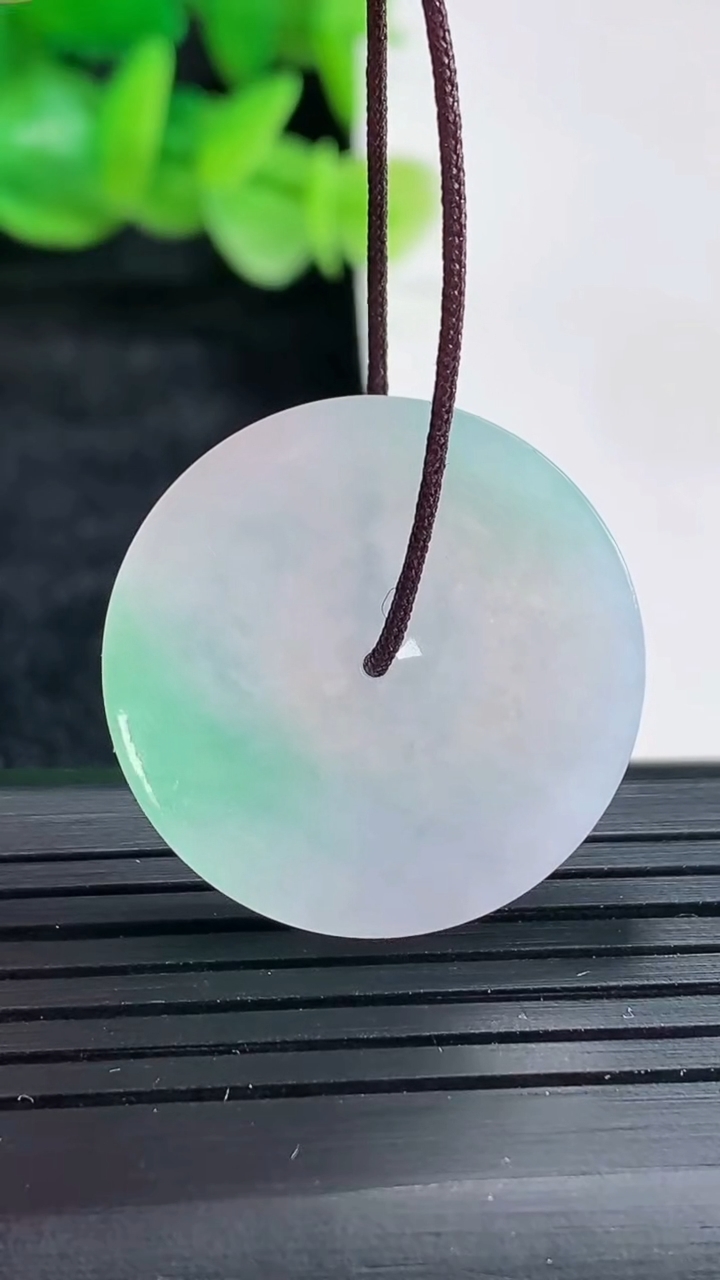 天然A货翡翠平安扣吊坠尺寸25.5-3.6重量:3.93g
4月17日