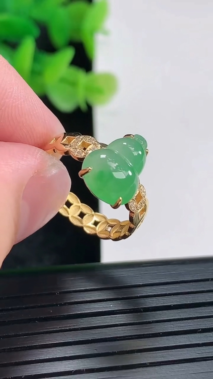 天然A货翡翠葫芦戒指尺寸内径17，尺寸11-8-5重量:2.36g2026年4月17日
工厂直销收藏