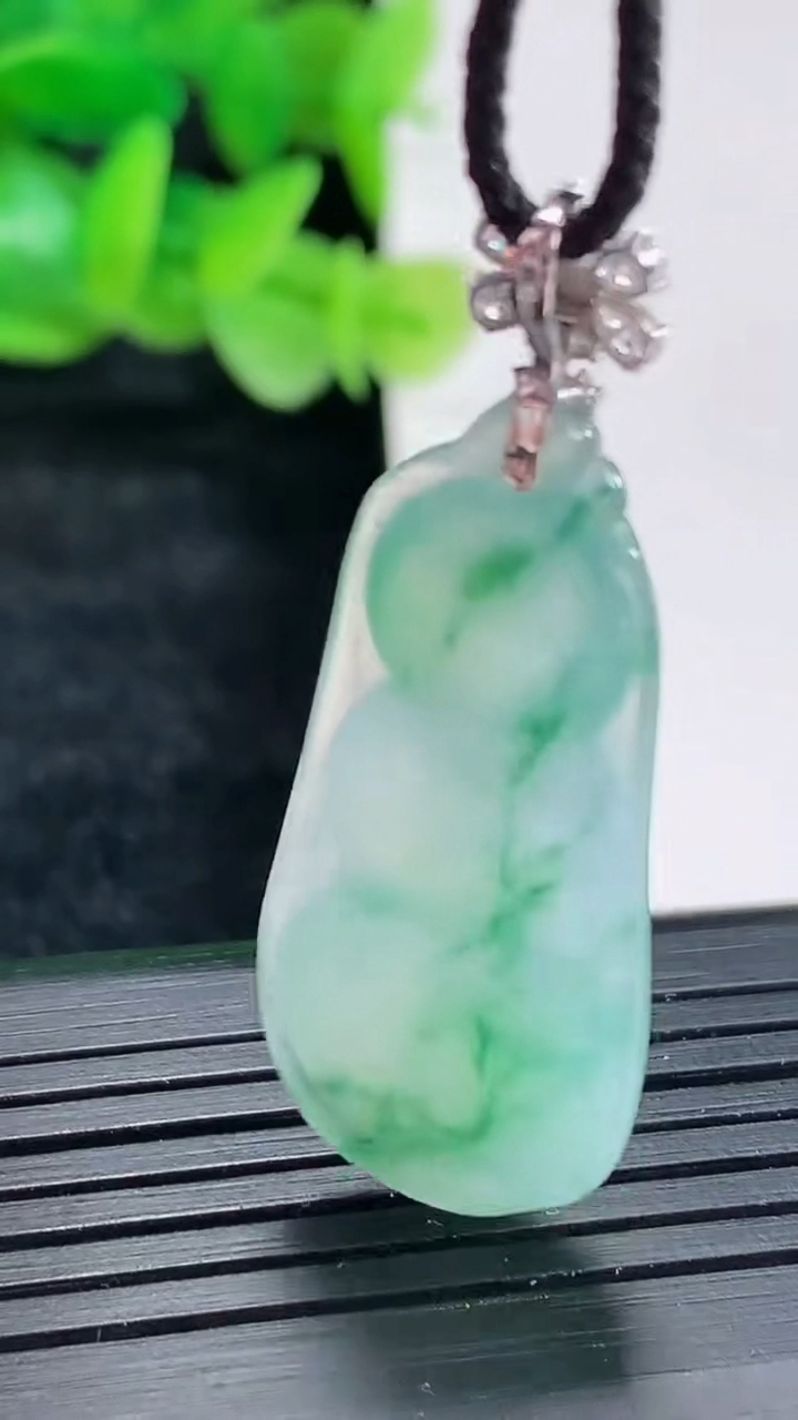 天然A货翡翠种飘花福豆吊坠尺寸34-16-7重量:6.05g
4月17日