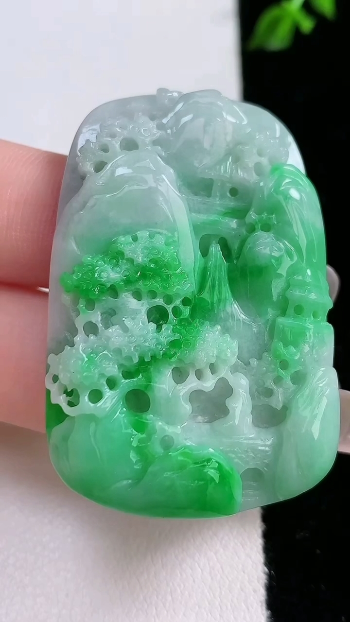 天然A货翡翠山水牌吊坠，尺寸47.5-31-9.2，重:27.44g
4月17日