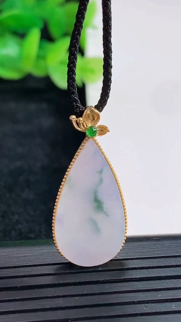 天然A货翡翠18k金紫罗兰飘花水滴吊坠尺寸30-14-2.6，裸石23-12.5重量:2.50g
4月17日