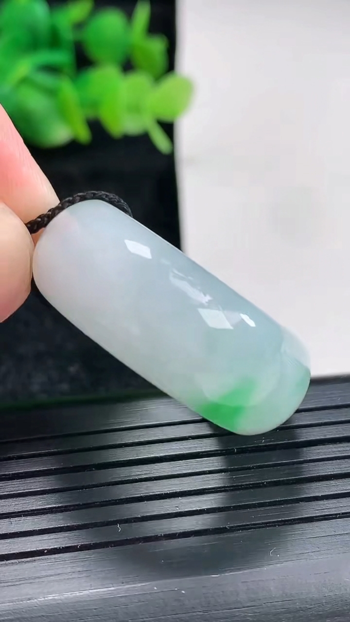 天然A货翡翠素面玉戒指扳指，尺寸21.5-12-5.8重量:17.05g2026年4月17日
工厂直销收藏佳品,种好水足，色泽均匀，有种有色，上手高大气！