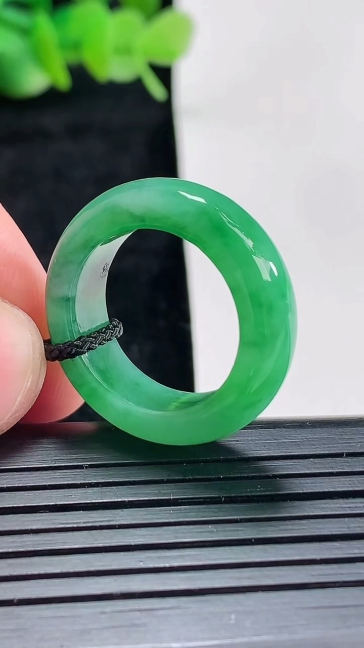 天然A货翡翠玉指环戒指尺寸17.2-6.6-4.2重量:5.39g2026年4月17日
工厂直销收藏