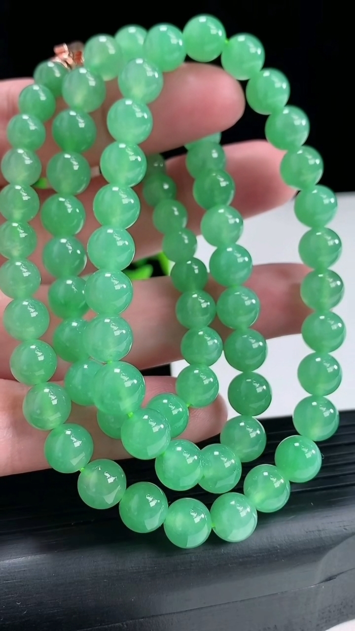 天然A货翡翠圆珠项链，尺寸8-72颗重量:60.09g4月17日
工厂直销收藏佳品,种好水足，色泽均匀，有种有色，上手高大气！