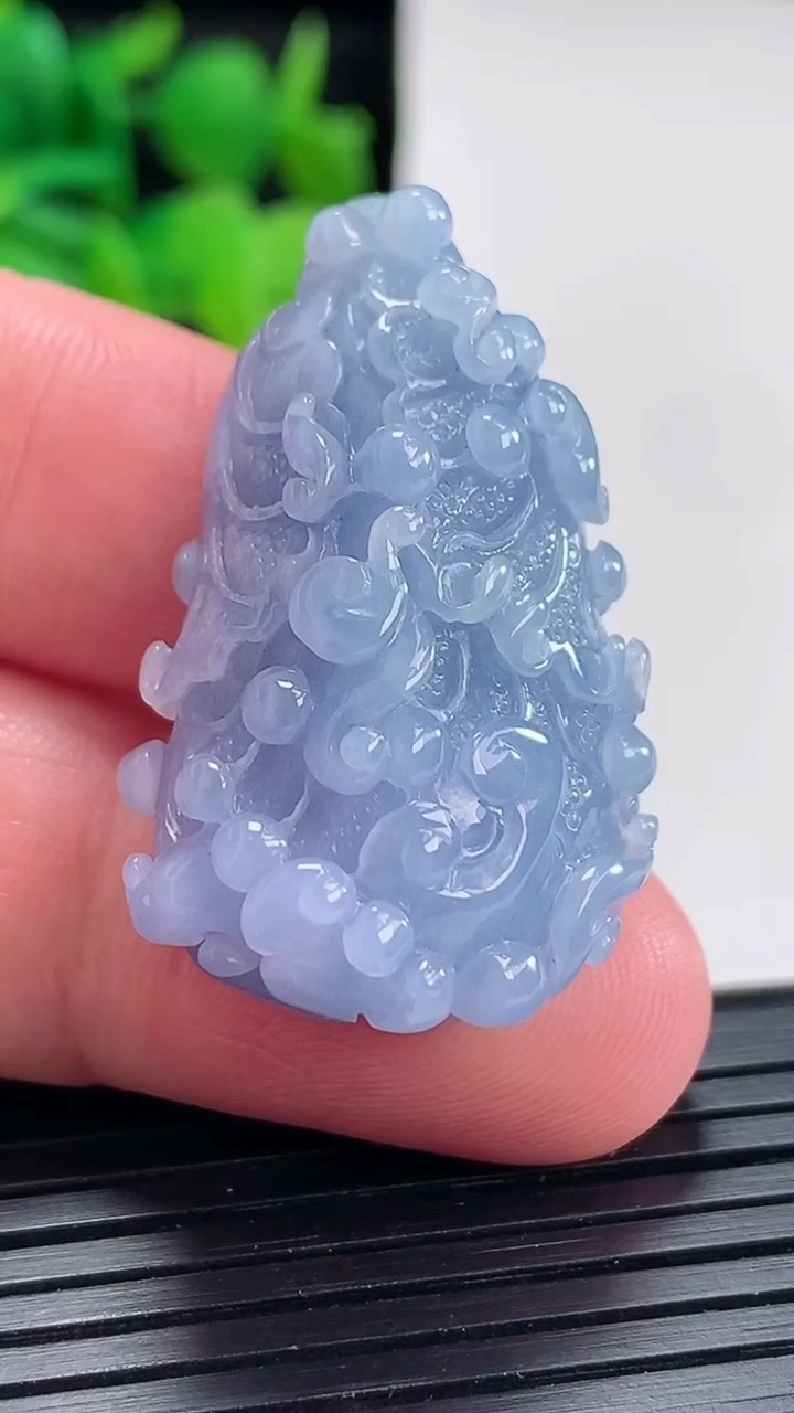 天然A货翡翠紫罗兰白菜吊坠尺寸35.5-22.5-13重量:14.09g
4月17日