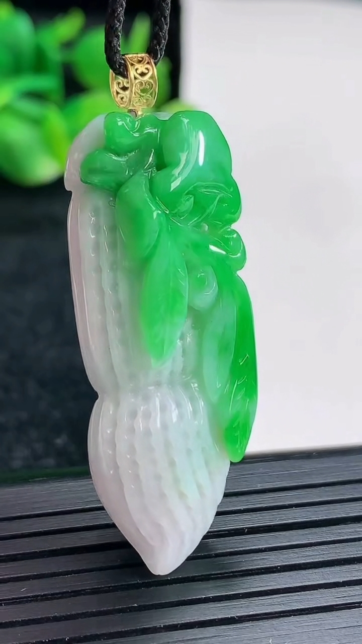 天然A货翡翠花生吊坠尺寸43-16.8-12重量:12.95g
4月17日