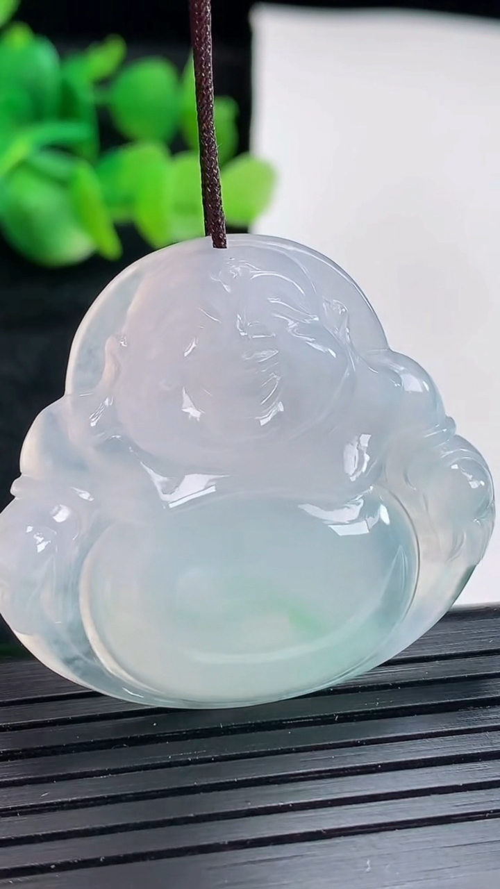 天然A货翡翠佛公吊坠尺寸37-38.6-6重量:12.92g
4月17日