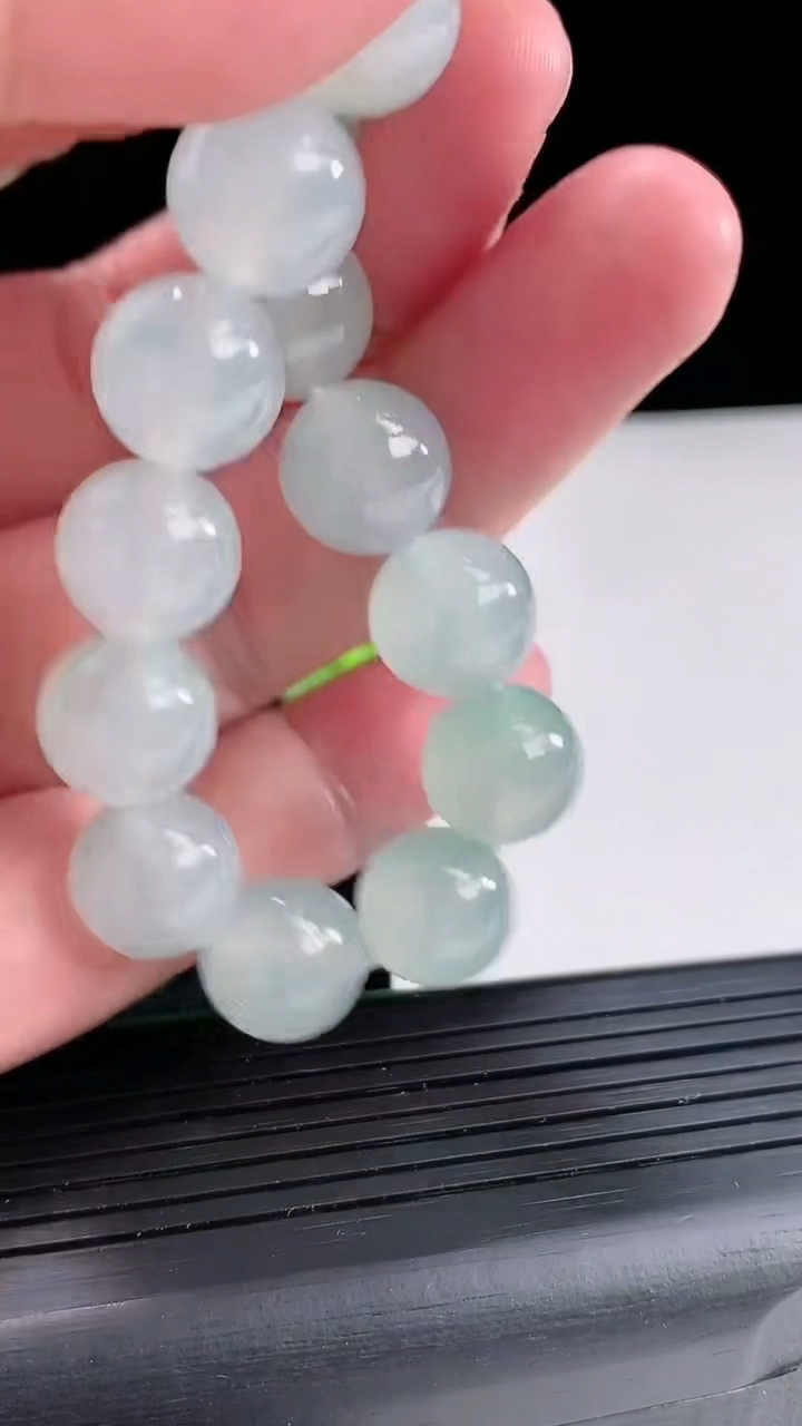 天然A货翡翠种白冰圆珠手串尺寸12-16颗重量:48.65g4月17日
工厂直销收藏佳品,种好水足，色泽均匀，有种有色，上手高大气！