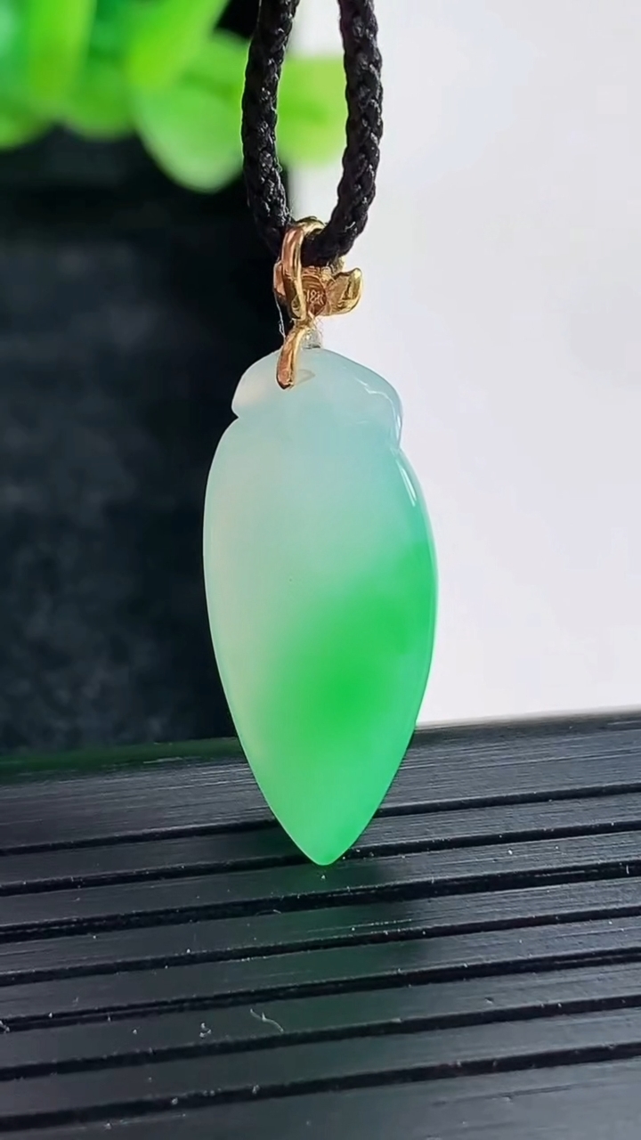 天然A货翡翠福瓜吊坠尺寸22-12.5-5重量:2.58g
4月17日