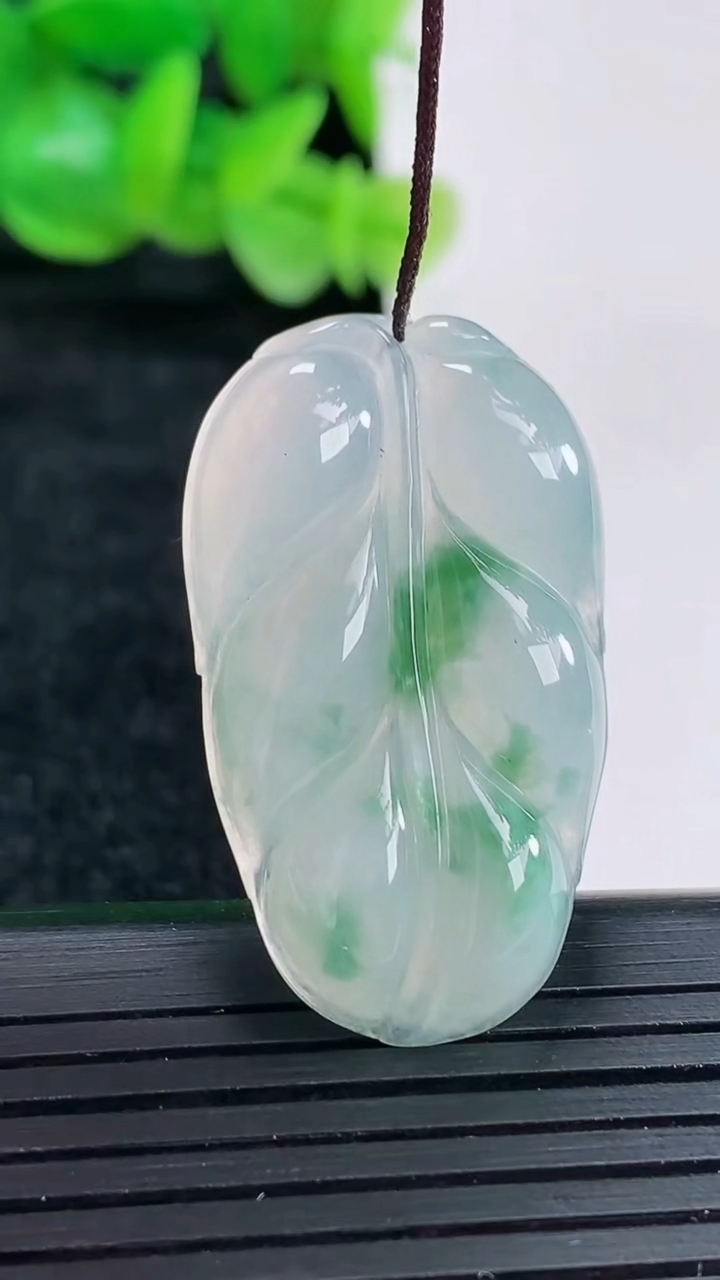 天然A货翡翠飘花金枝玉叶 叶子吊坠尺寸34-20-5重量:6.42g
4月17日