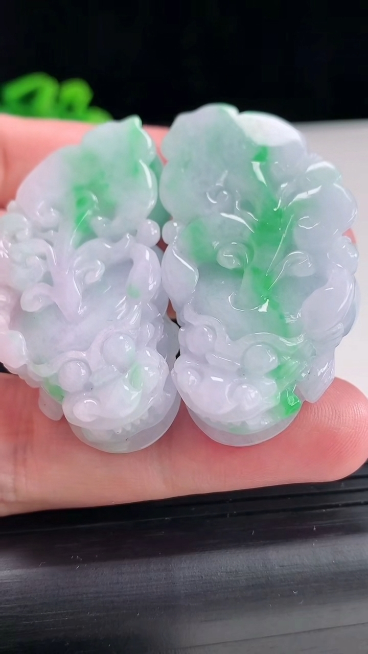 天然A货翡翠貔貅吊坠一对尺寸50-26-13重量:65.95g
4月17日