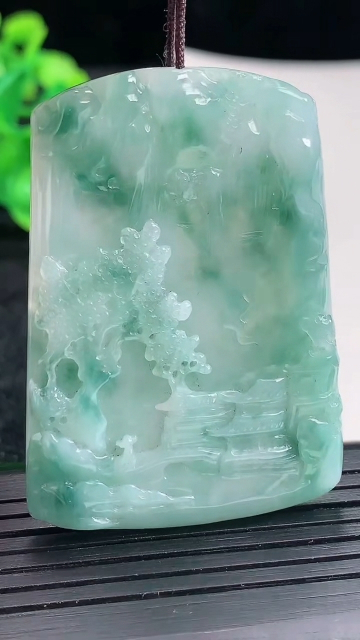 天然A货翡翠牌吊坠尺寸51-36.5-4.5重量:22.84g
4月17日