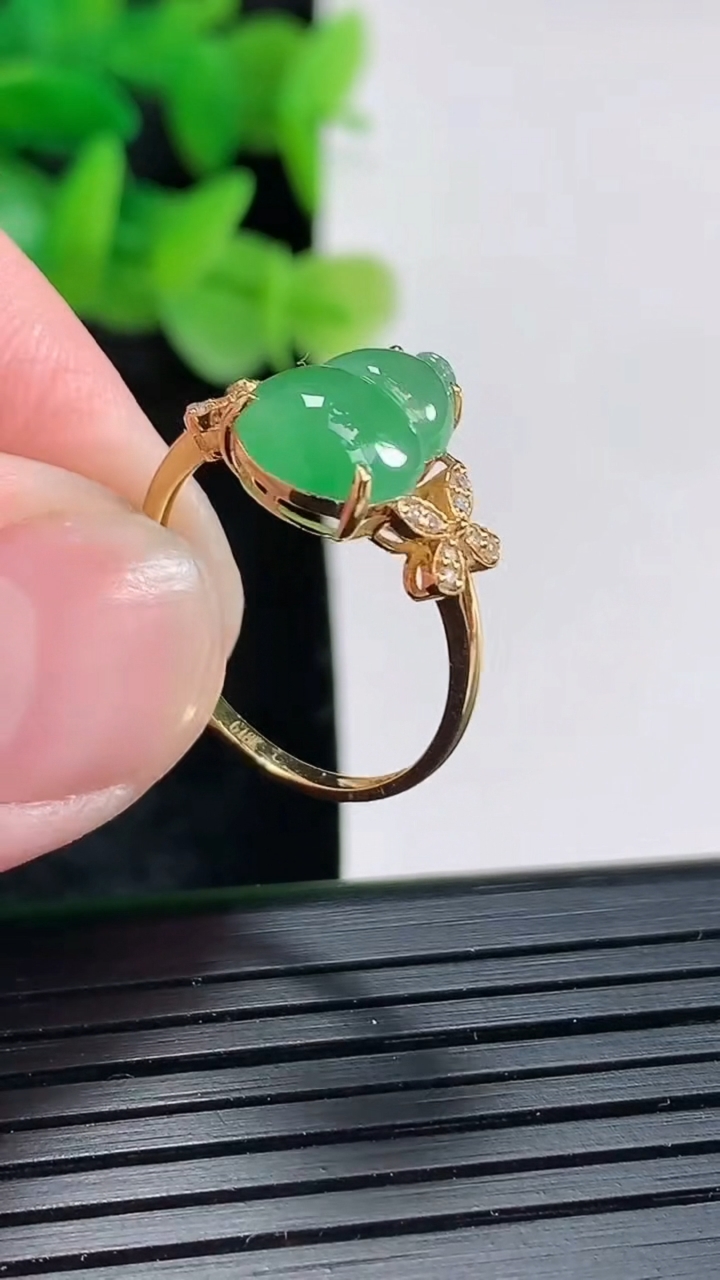 天然A货翡翠葫芦戒指尺寸内径16.6，尺寸12-8.2-4.6重量:2.39g2026年4月17日
工厂直销收藏佳品,种好水足，色泽均匀，有种有色，上手高大气！