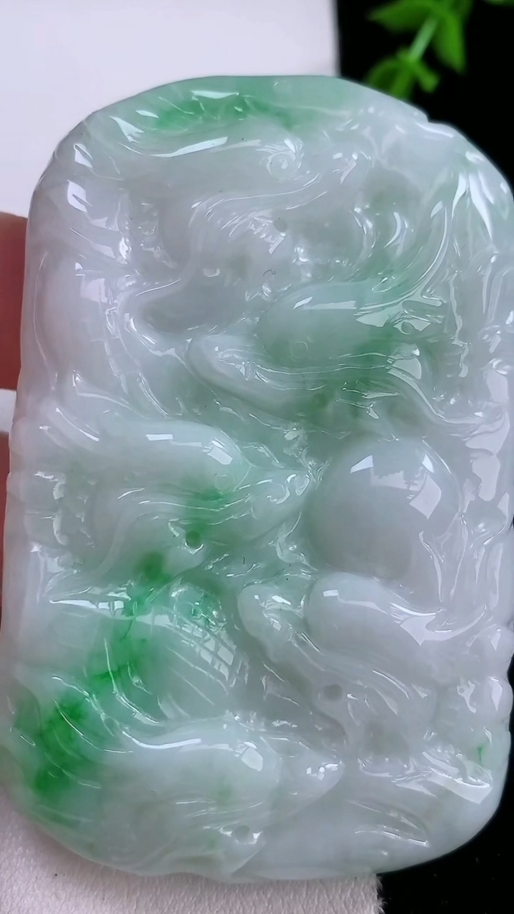 天然A货翡翠九龙至尊 龙牌吊坠，尺寸70-45-12，重:77.11g
4月17日