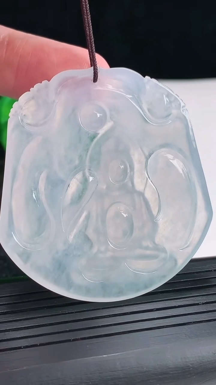 天然A货翡翠种白冰观音菩萨吊坠尺寸53-50-5.2重量:26.32g
4月17日