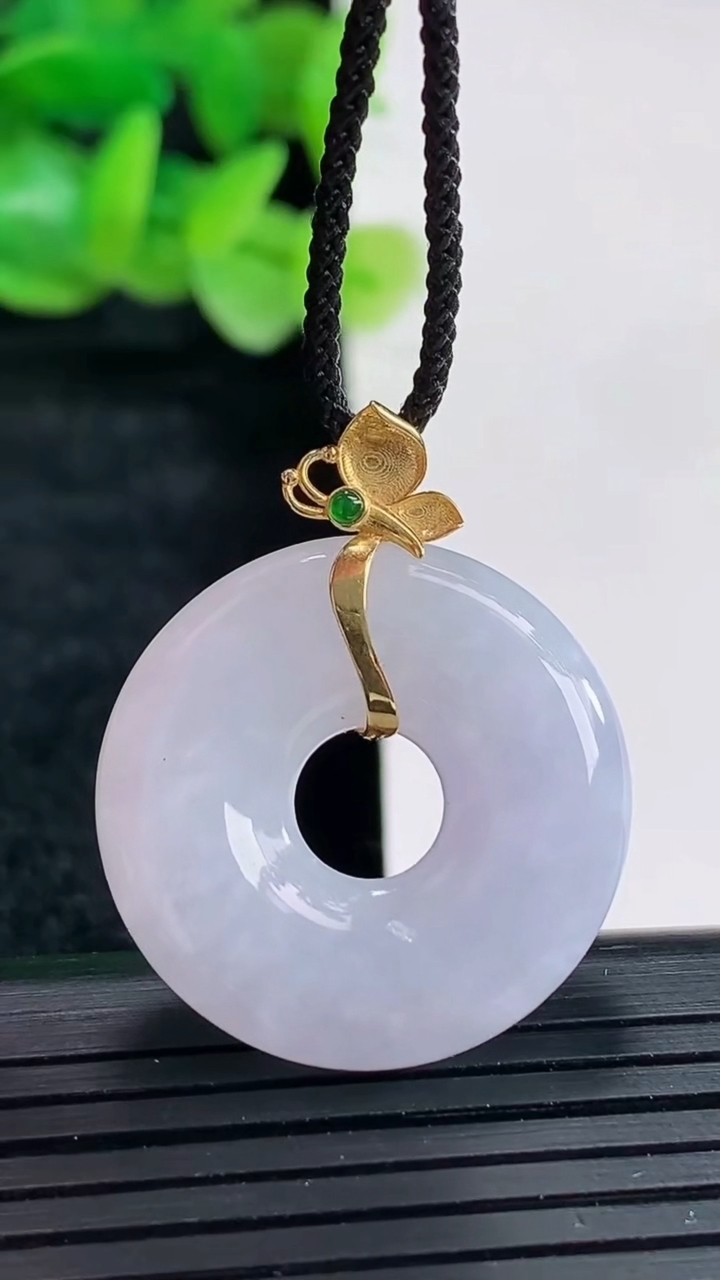 天然A货翡翠18k金紫罗兰平安环吊坠尺寸25-6重量:7.98g
4月17日