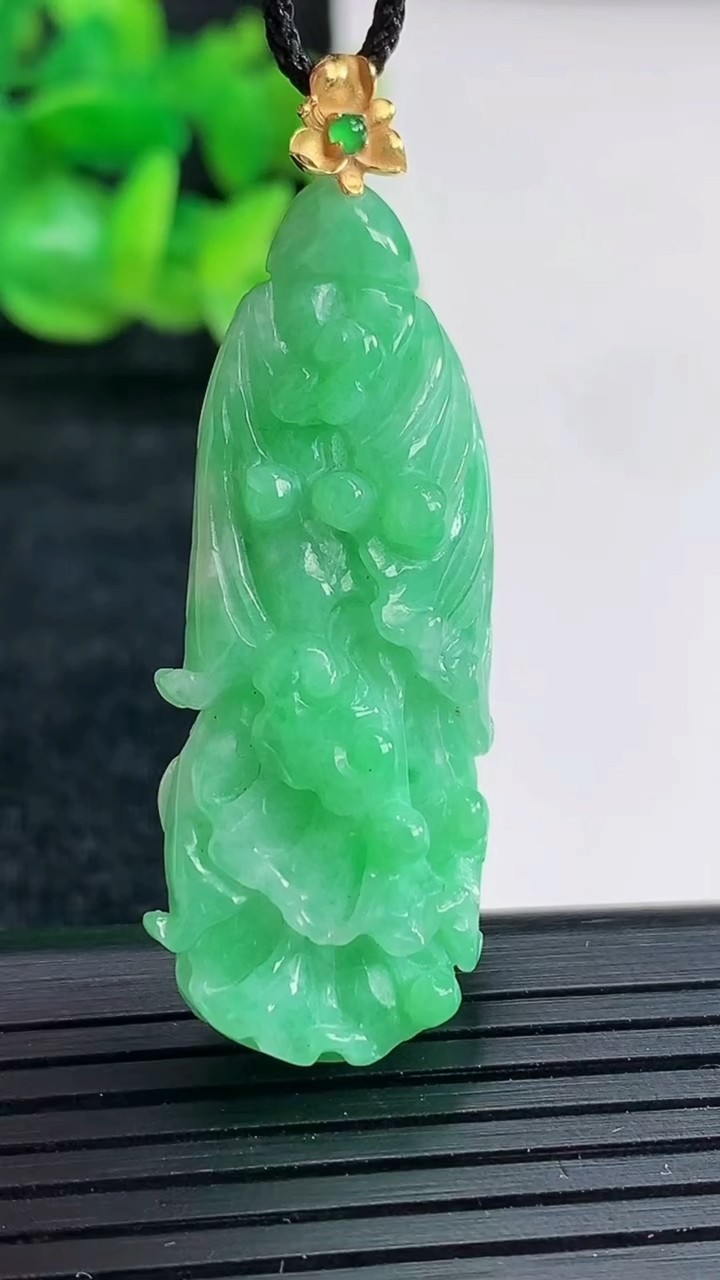 天然A货翡翠白菜吊坠尺寸43.6-18-11.6重量:12.17g
4月17日