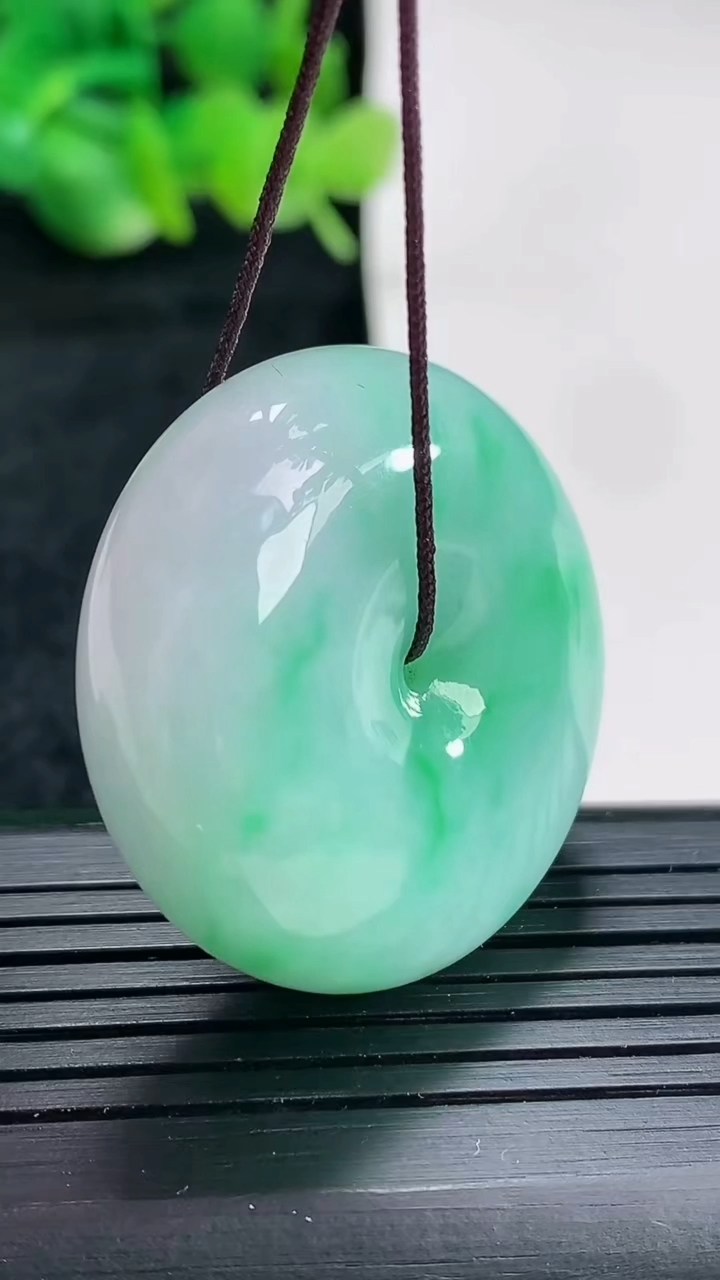 天然A货翡翠平安扣吊坠尺寸33-12.5重量:29.43g
4月17日