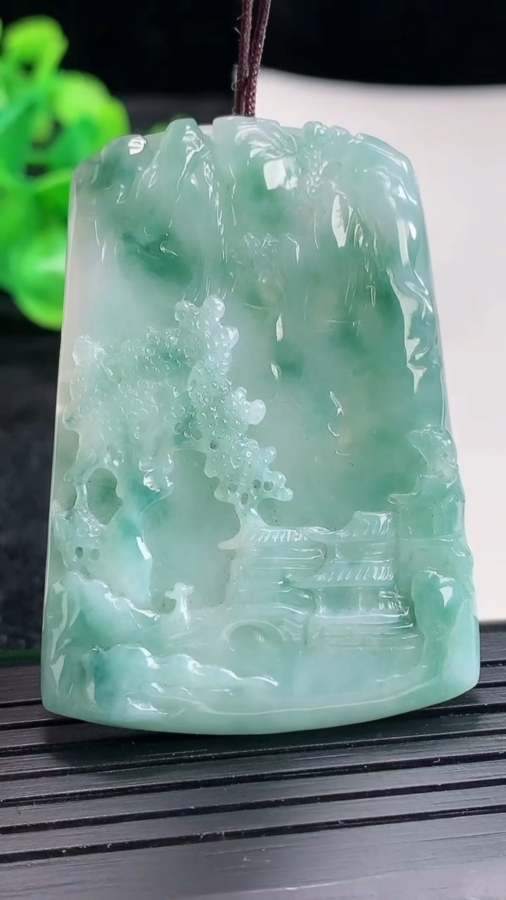 天然A货翡翠牌吊坠尺寸51-36.5-4.5重量:22.84g
4月17日