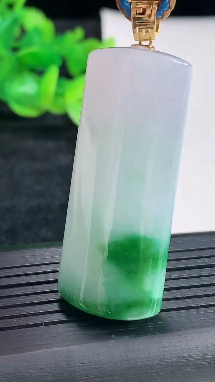 天然A货翡翠平安柱吊坠尺寸46-19.6-10.5重量:27.40g
4月17日