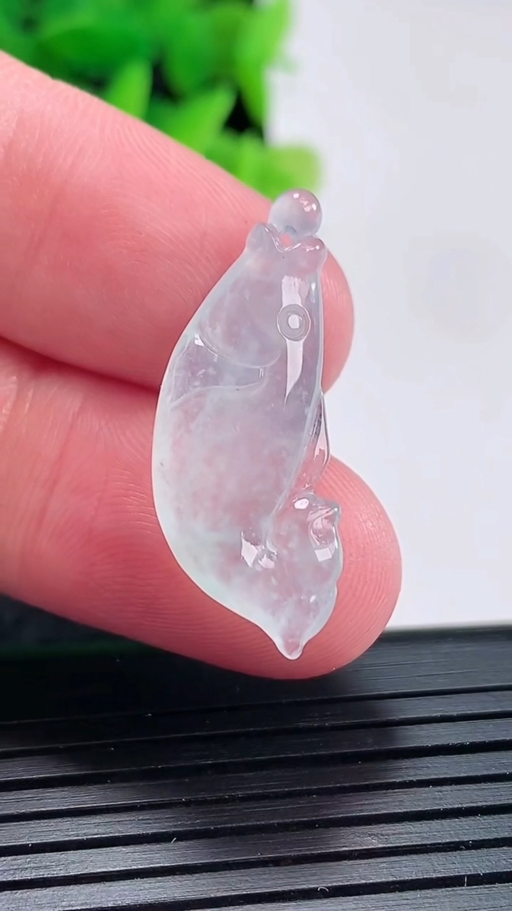 天然A货翡翠年年有余吊坠尺寸30-10.5-4重量:2.27g
4月17日