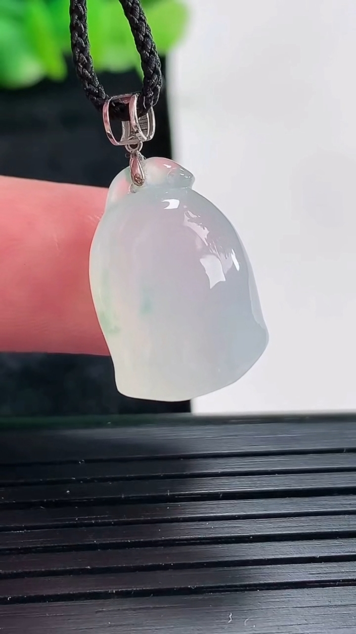 天然A货翡翠18k金飘花莲蓬吊坠尺寸20-13-10重量:4.65g
4月17日