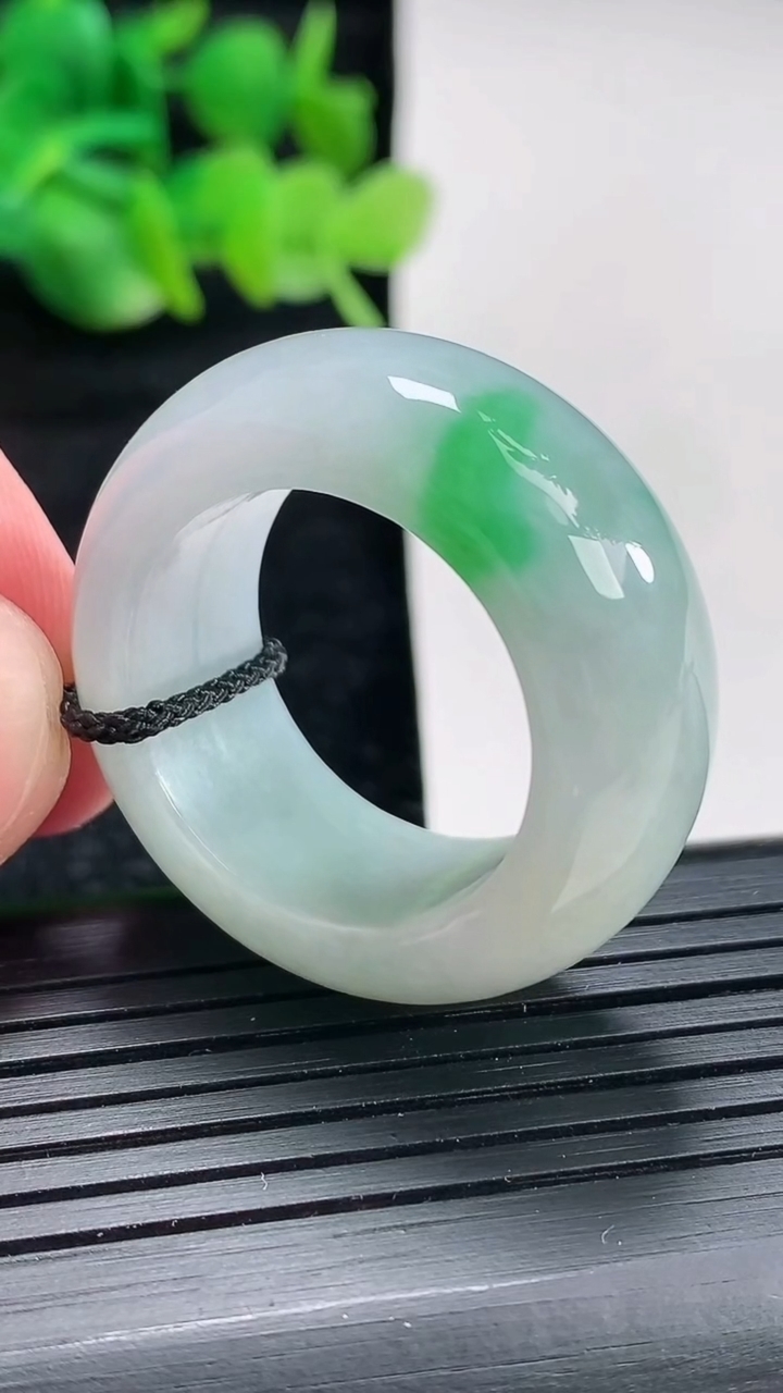 天然A货翡翠素面玉戒指扳指，尺寸21.5-12-5.8重量:17.05g2026年4月17日
工厂直