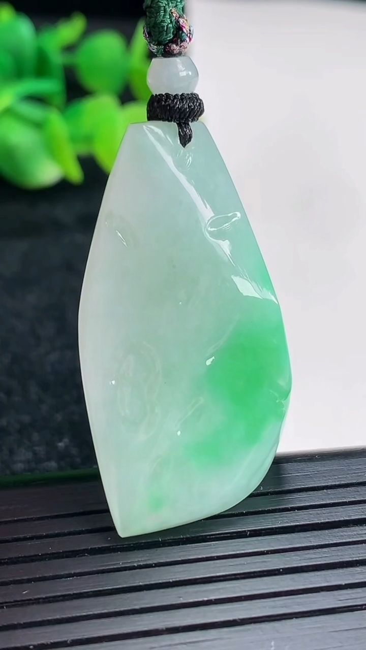 天然A货翡翠原石吊坠尺寸39-22-12重量:18.34g
4月17日