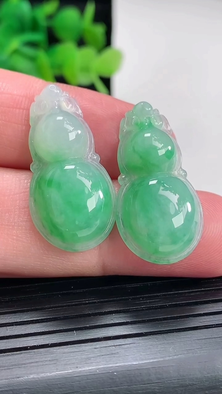 天然A货翡翠葫芦吊坠一对尺寸29-15-5.2重量:6.89g
4月17日