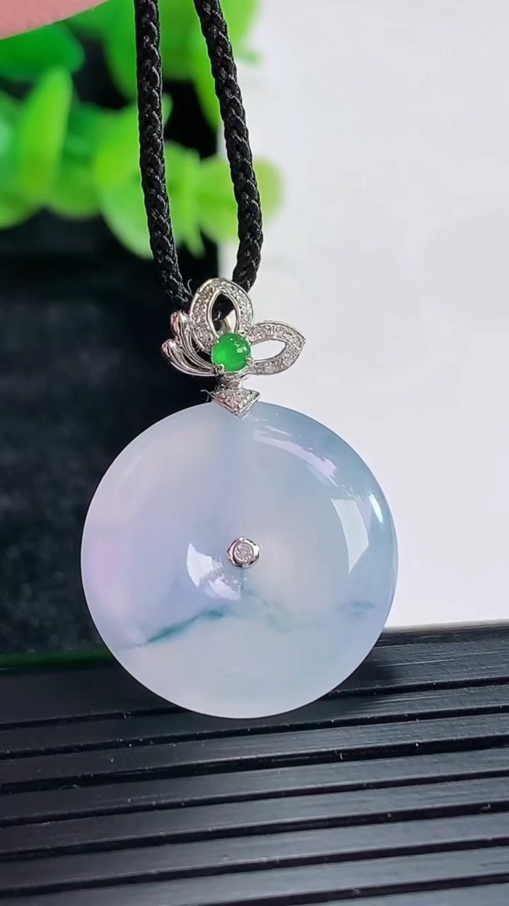 天然A货翡翠种紫罗兰 飘花平安扣吊坠尺寸20-4.8重量:4.54g
4月17日