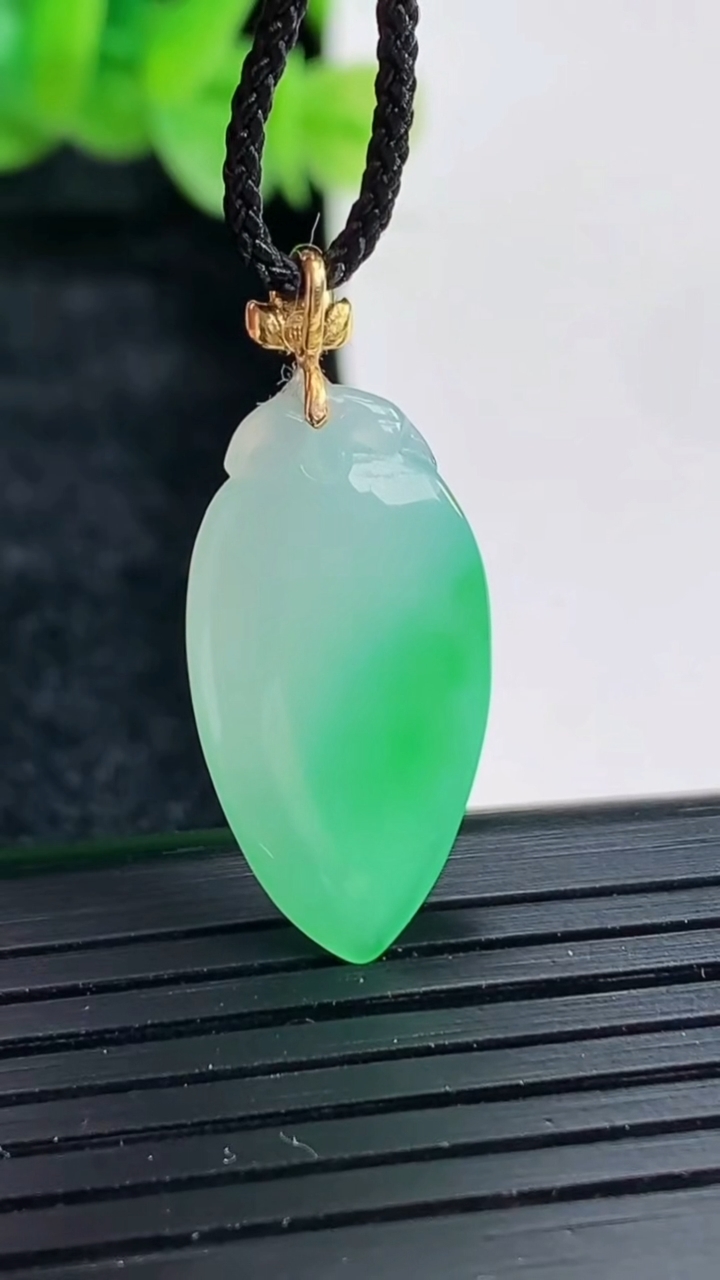 天然A货翡翠福瓜吊坠尺寸22-12.5-5重量:2.58g
4月17日