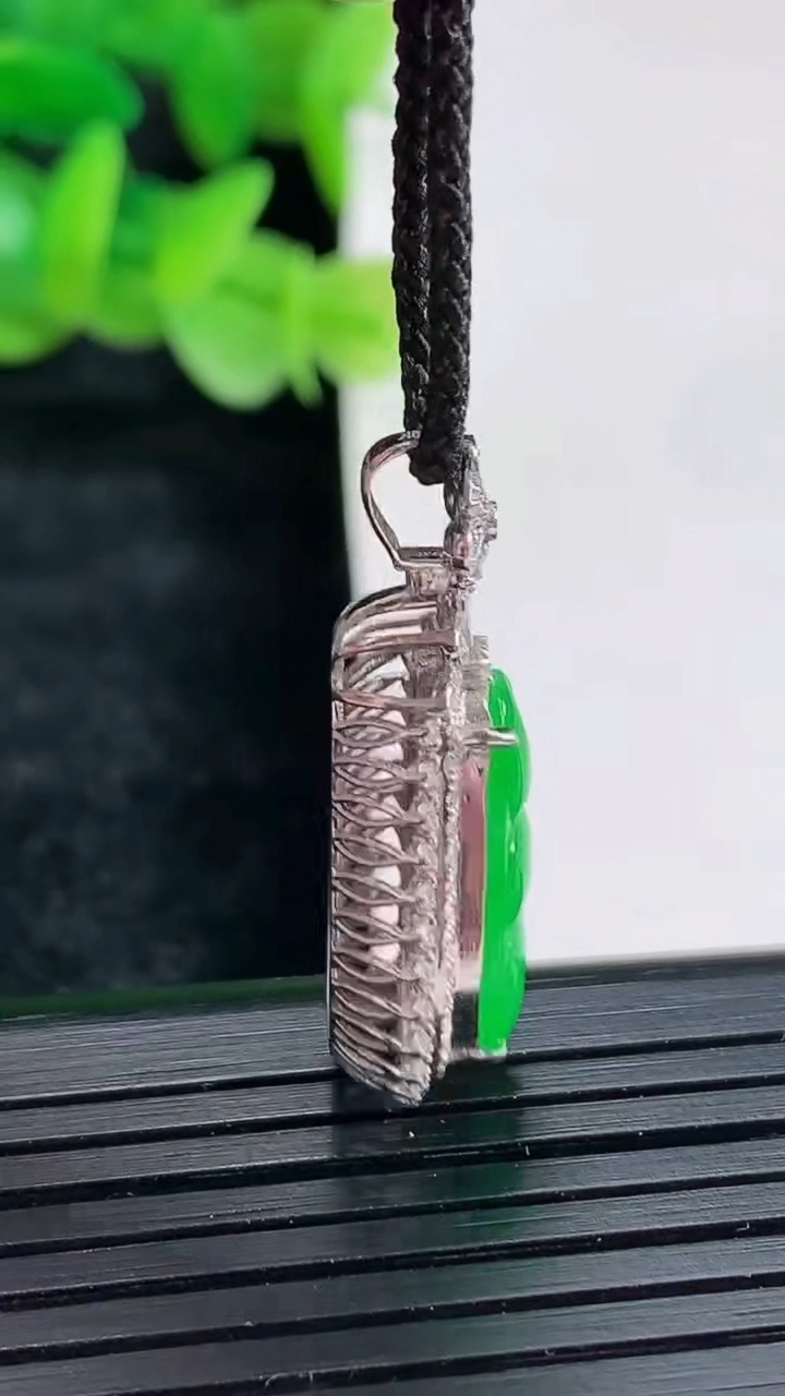 天然A货翡翠福豆吊坠尺寸29.5-12.5-8，裸石18-8重量:3.24g
4月17日