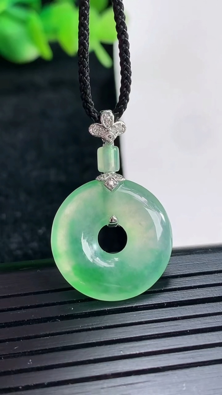 天然A货翡翠子母平安环吊坠尺寸18.5-3.5重量:2.72g
4月17日