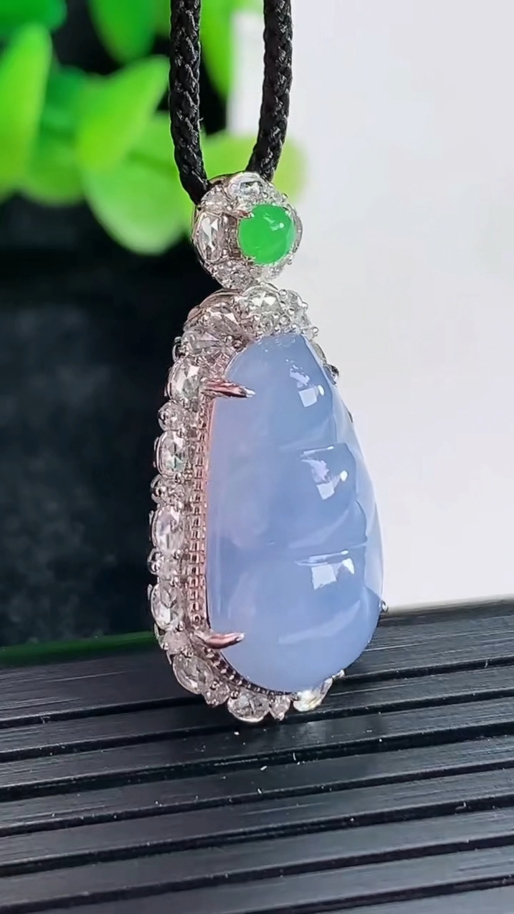 天然A货翡翠种紫罗兰福豆吊坠尺寸30-14-11，裸石19-11重量:4.57g
4月17日