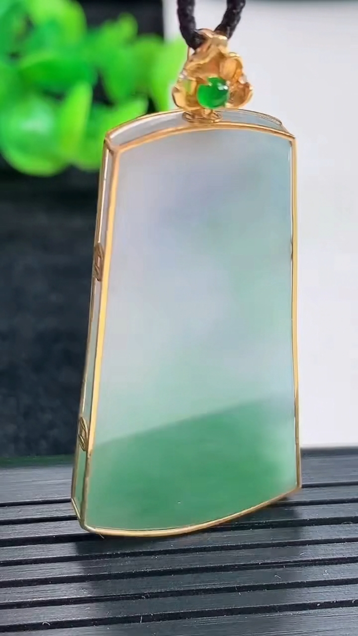 天然A货翡翠无事牌吊坠尺寸51-23-4，裸石43-23重量:10.43g
4月17日