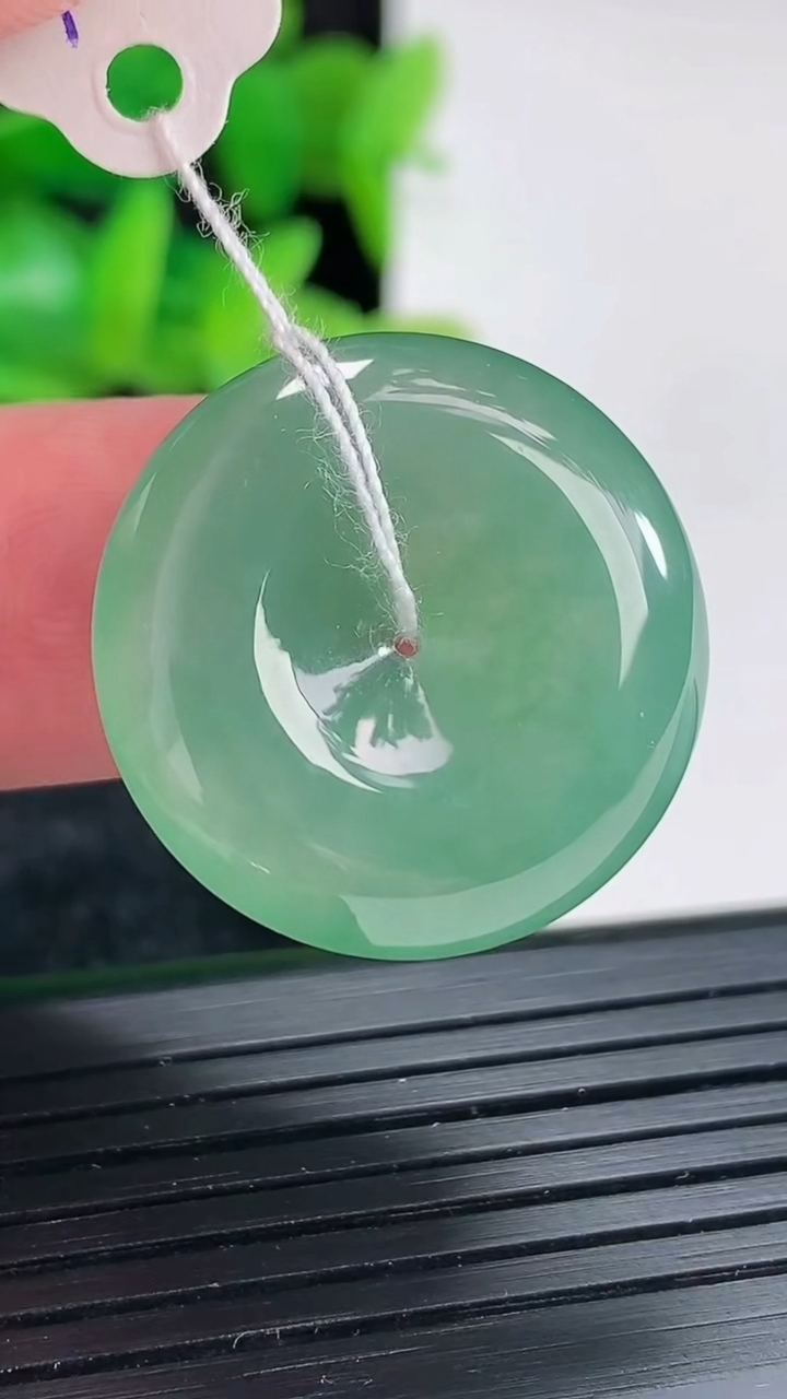 天然A货翡翠平安扣吊坠尺寸23.6-5重量:5.86g
4月17日