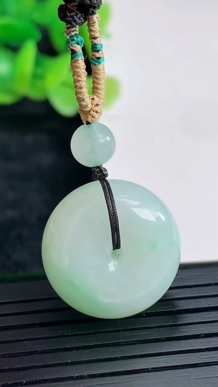 天然A货翡翠路路通吊坠尺寸21-11.5重量:11.91g
4月17日