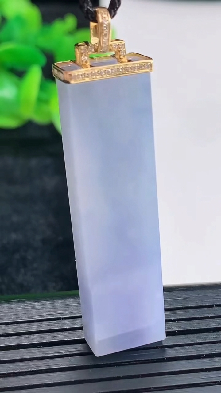 天然A货翡翠18k金紫罗兰无事牌吊坠尺寸42-11-6重量:11.08g
4月17日